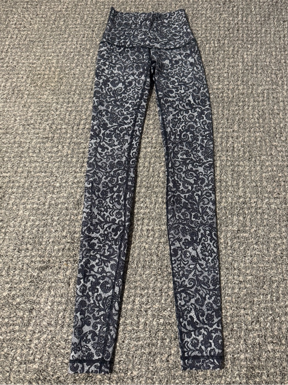 EUC, Lululemon Black & White Lace Print Wunder Under Leggings, High Rise